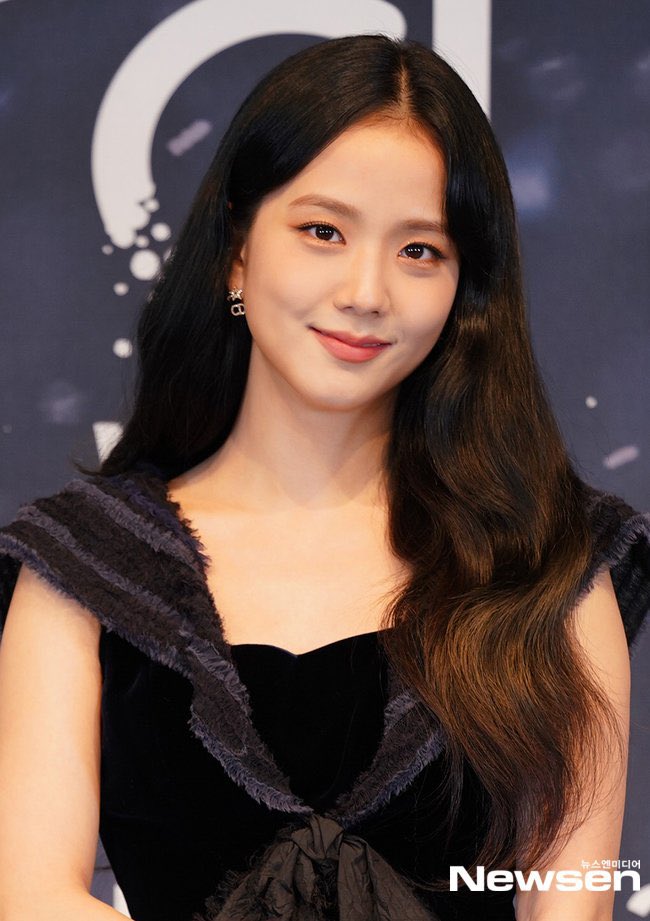 GlobalJisoo's tweet photo. "When we saw #JISOO we all thought right away, ah that’s Youngro. I’m not sure if Jisoo remembers but I feel like I told her in a threatening tone that she must do this role” - Jo Hyun-tak

cr: kdramasekki
#ActressJISOODebut
SNOWDROP PRESSCON https://t.co/9ZBCUtqBvy
