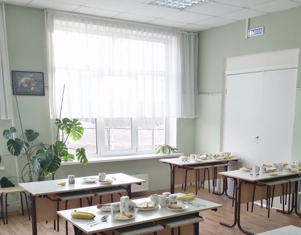 Все учащиеся начальных классов получают бесплатные горячие завтраки  в школе.