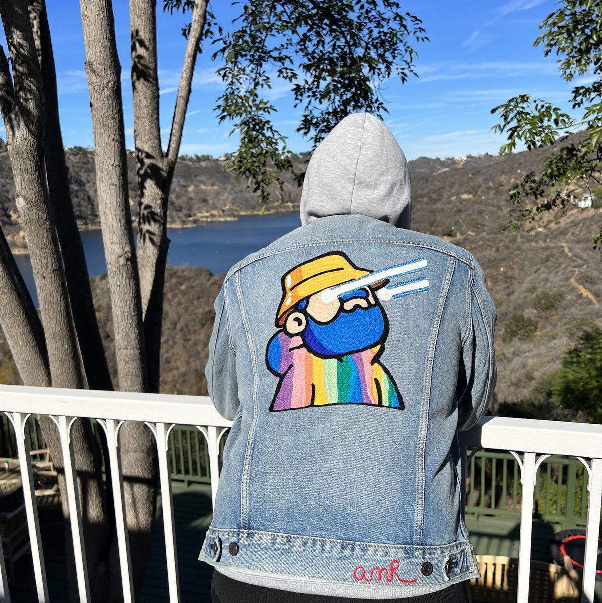 ohhshiny's tweet image. A rare photo. Thank you @doodles for the gift of a lifetime, the jacket is also incredibly special :)

Jacket by @weareamrNFT