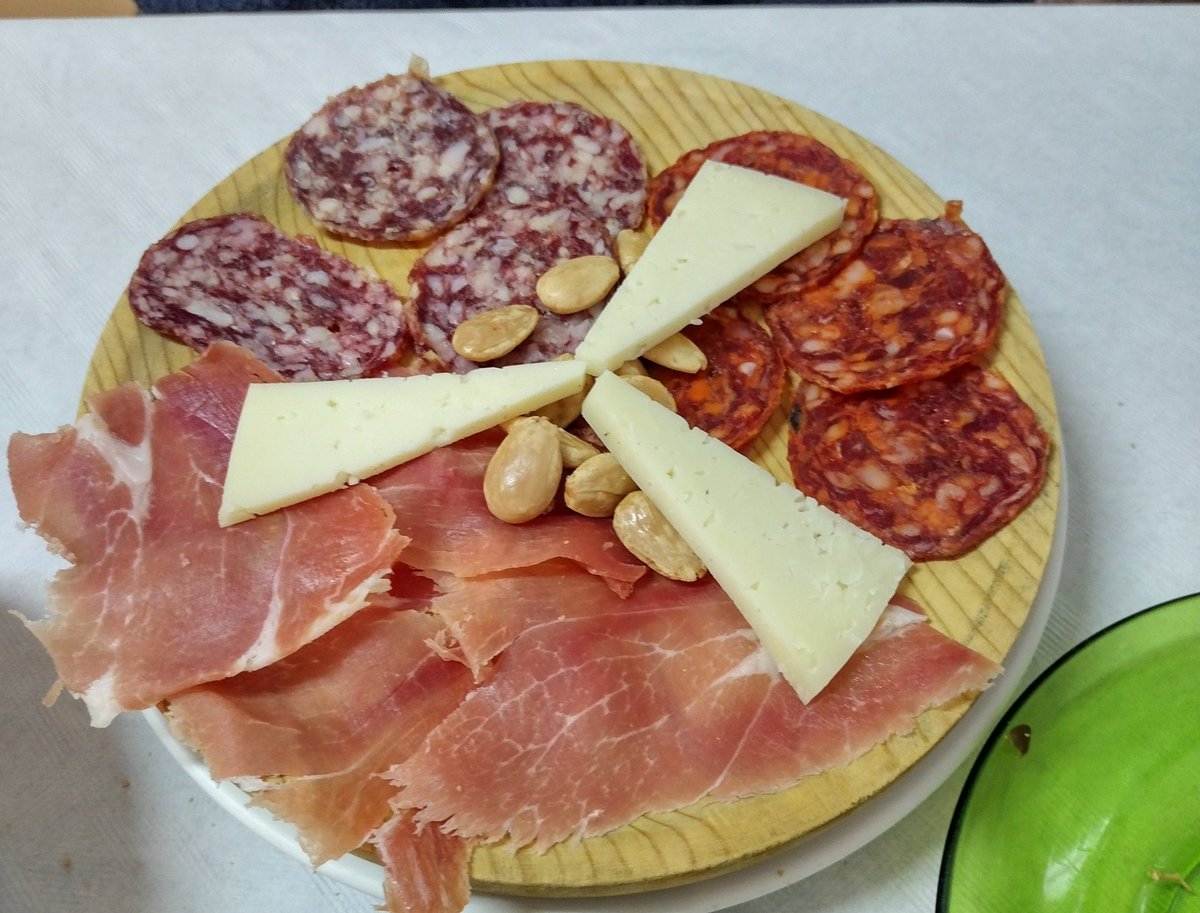 anamaolaya's tweet photo. Ayer disfrutamos de uno de los mejores sitios para comer que tenemos en el barrio, todo buenísimos y con un menú diario de lo mejor y económico. #BarSerreria c/serrería 49 #MadeinVLC #Marítimo. Yo apoyo el comercio y la hostelería local @popularesVLC @ppmaritimo https://t.co/x4oaJC61ke