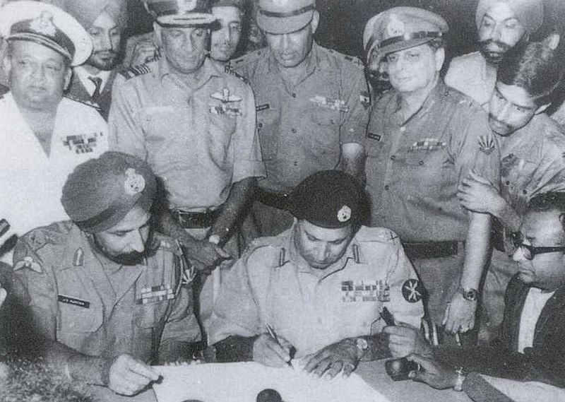 PeekHistory's tweet photo. #December16 #TodayInHistory #OnThisDay #Onthisdate #ThisDayInHistory #OTD #aPeekInHistory

#VijayDiwas #IndoPakWar1971 #indiapakistan #EastPakistan #Bangladesh #Bangladesh50 #BangladeshLiberationWar #MuktiBahini #VijayDiwas2021 #vijaydivas 🇮🇳🇧🇩 https://t.co/BFmpFbryJ9