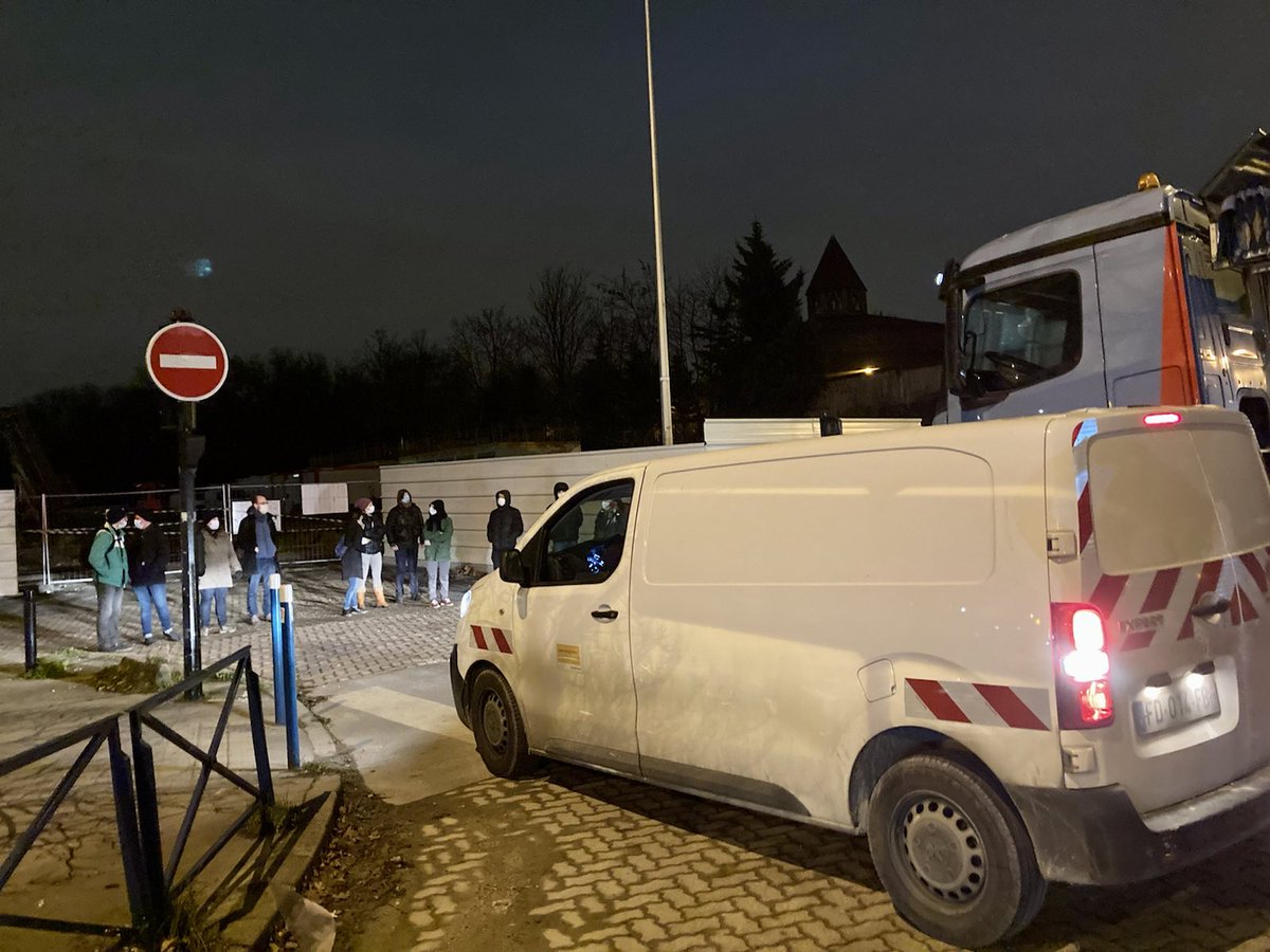 JardinsAuber's tweet photo. Action EN COURS !!!! Blocage du chantier par le collectif @JardinsAuber ce matin ! Contre le béton, la destruction des jardins, défendons le vivant ! #Jad #stopbeton https://t.co/ciXo8FXlt1
