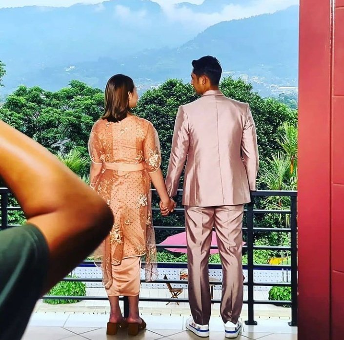 Rmaya_20's tweet photo. genggam tanganku sayang dekat dengan peluk diriku 🛴🛴#7BulananBalonBiru https://t.co/Nvau8ZaD7s
