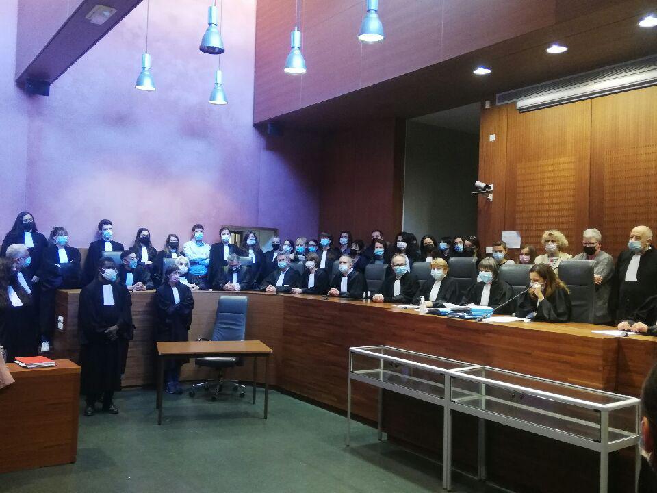 Barreau SAINT-ETIENNE (@avocatsverts) on Twitter photo <a href="/Avocatsverts/">Barreau SAINT-ETIENNE</a>, Magistrats et Greffiers unis hier au Tribunal judiciaire de Saint-Etienne pour dénoncer une #JusticeMalade et réclamer des moyens matériels et humains afin d'accomplir nos missions. <a href="/Avocatsverts/">Barreau SAINT-ETIENNE</a>, Magistrats et Greffiers unis hier au Tribunal judiciaire de Saint-Etienne pour dénoncer une #JusticeMalade et réclamer des moyens matériels et humains afin d'accomplir nos missions.