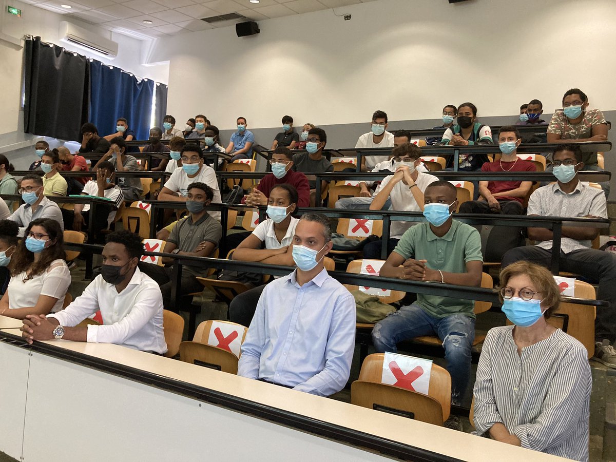 AcLaReunion's tweet photo. La 17e classe de défense de l’@AcLaReunion, 1ère créée en Postbac, concrétise le partenariat entre le BTS Services informatique aux organisations du lycée Bellepierre  et la Direction interarmées des réseaux et infrastructures et des systèmes d’information des @FAZSOI_Officiel https://t.co/bY6iyhhJiN