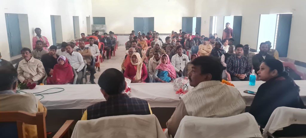 MlaGupta's tweet photo. आज सरोसी विकास खण्ड सभागार में किसान मोर्चा द्वारा प्रधानमंत्री मोदी जी के संवाद कार्यक्रम में किसानो से चर्चा करते हुए साथ में प्रदेश अध्यक्ष किसान मोर्चा,सुरेश शुक्ला जी आदि उपस्थित रहे ।।। https://t.co/zMovnsBvNf