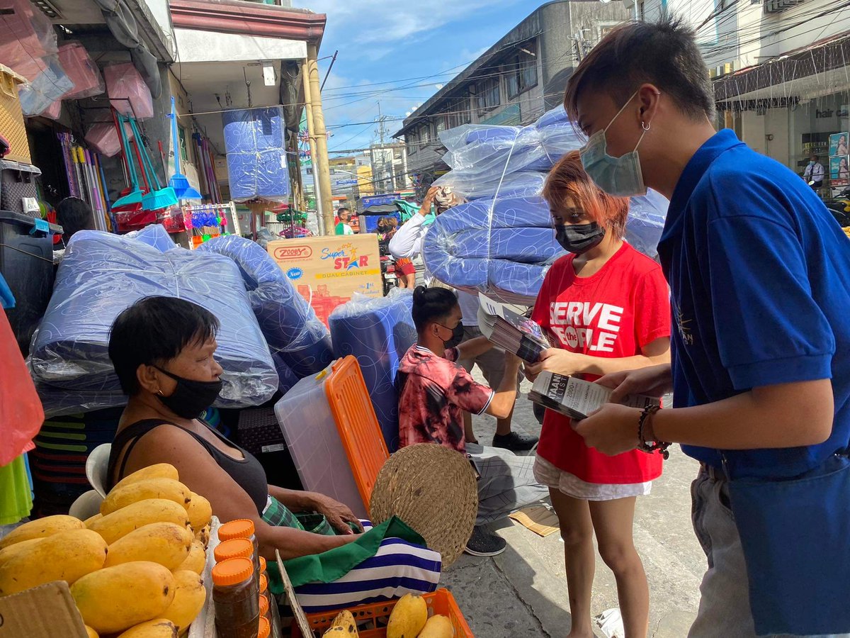 AnakbayanFEU_'s tweet photo. TINGNAN: Nagtungo ang Kabataan Partylist sa Trabajo Market upang makiisa sa laban ng mga manininda hinggil sa kanilang karapatan, ayuda, at clearing operations sa mga pamilihan.

TUTULAN ANG CLEARING OPS! KARAPATAN SA KABUHAYAN, IPAGLABAN!

#StandWithTrabajoMarketVendors https://t.co/k2HU6440Fu