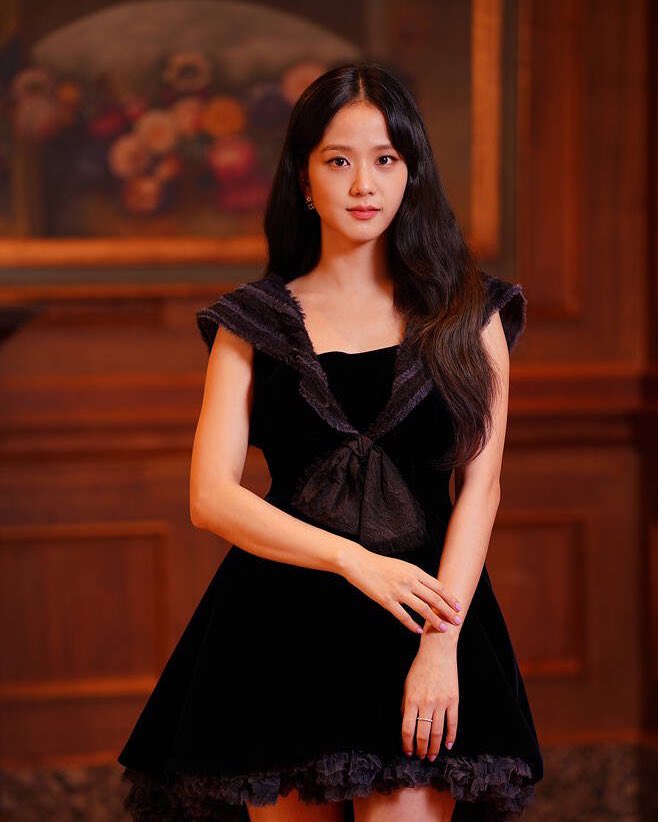 PopBase's tweet photo. Jo Hyun-tak, director of Snowdrop, recalls casting BLACKPINK’s Jisoo immediately in the lead role of Eun Yeong-ro.

"I told her we need to work on this immediately. I threatened her and asked her to tell her company that she really wants to do this." https://t.co/RX9JiYVbZJ