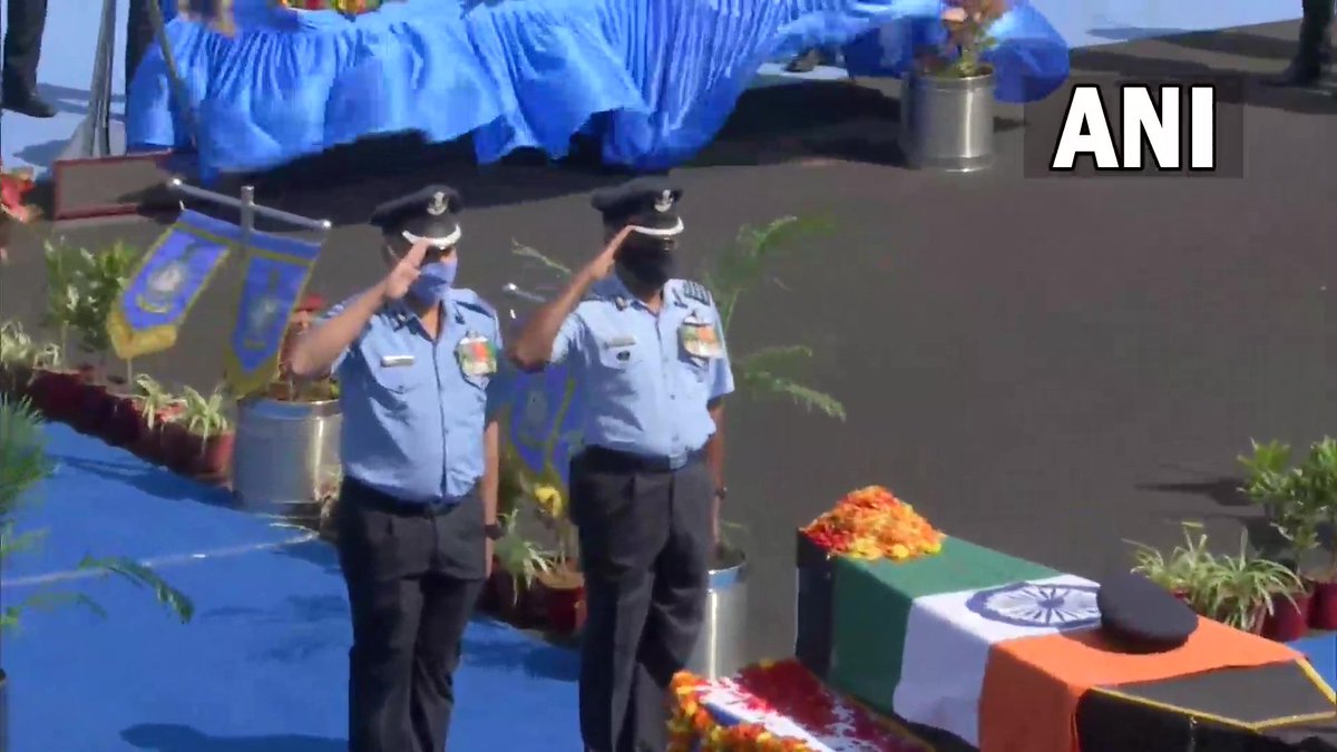 भारतीय वायुसेना के अधिकारियों ने येलहंका एयरफोर्स स्टेशन पर ग्रुप कैप्टन वरुण सिंह को दी श्रद्धांजलि
#TamilNaduChopperCrash #VarunSingh