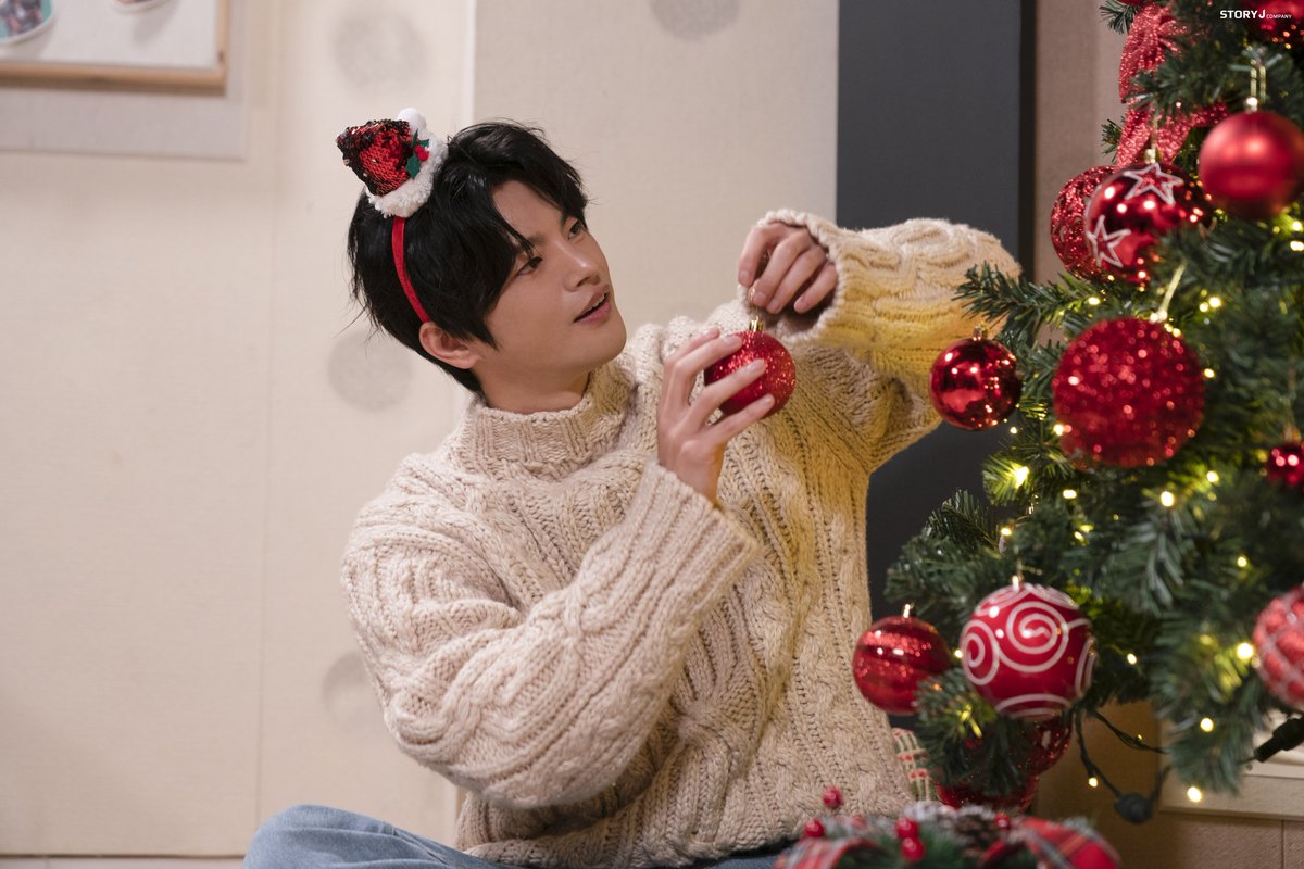 [#PHOTO]
'#메리메리크리스마스데이'🎄 MV 비하인드 미공개 포토 공개🎅🏻