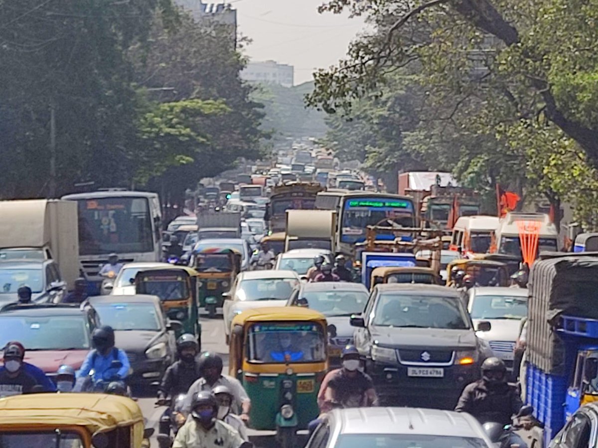 Part of the busy JC Road caved in and led to traffic jam on Thursday morning.
The crater is almost 8-feet deep.

#Bengaluru #Bangaloreroads #bengalurutraffic