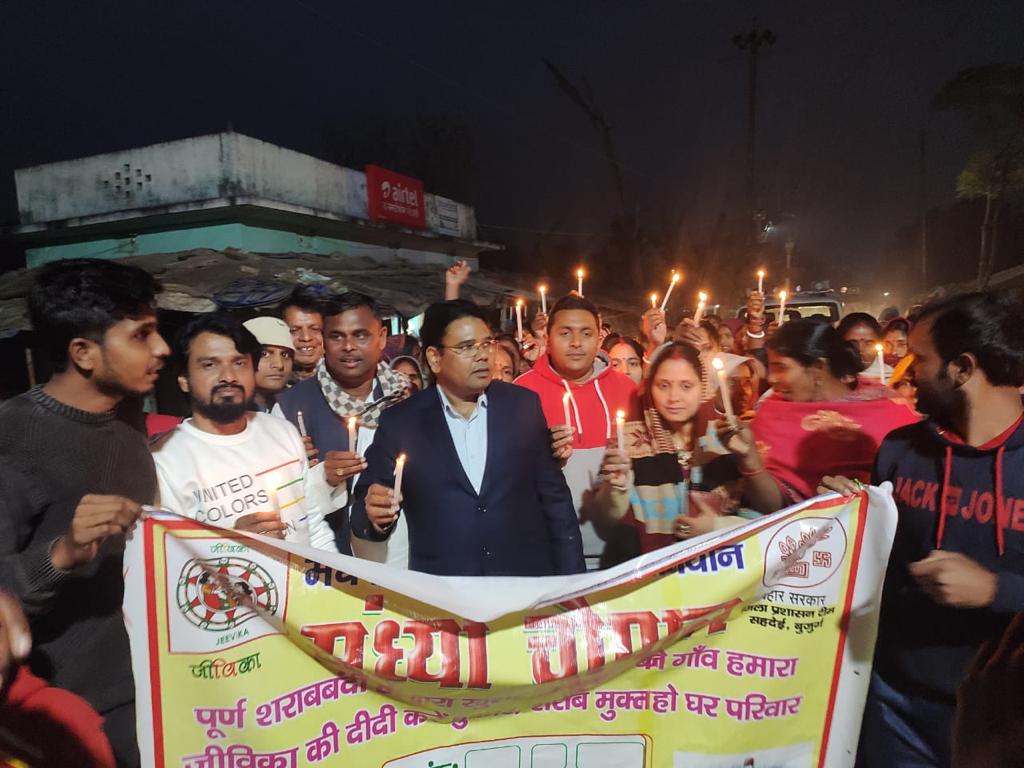 ddc_vaishali's tweet photo. दिनांक 15 Dec:- साइकल रैली, संध्या चौपल, कैंडल मार्च, घर घर दस्तक देकर नशा मुक्त परिवार का गर्वान्वित करने वाला स्टिकर लगाकर नशामुक्ति अभियान में उत्तरोत्तर प्रयास किया जा रहा है।
@dm_vaishali,@vjtriumph,@IPRD_Bihar,@BiharRDD,@officecmbihar,@Bihar_PER,@BiharHealthDept,#Nashamukti https://t.co/3yxYmqJkYu