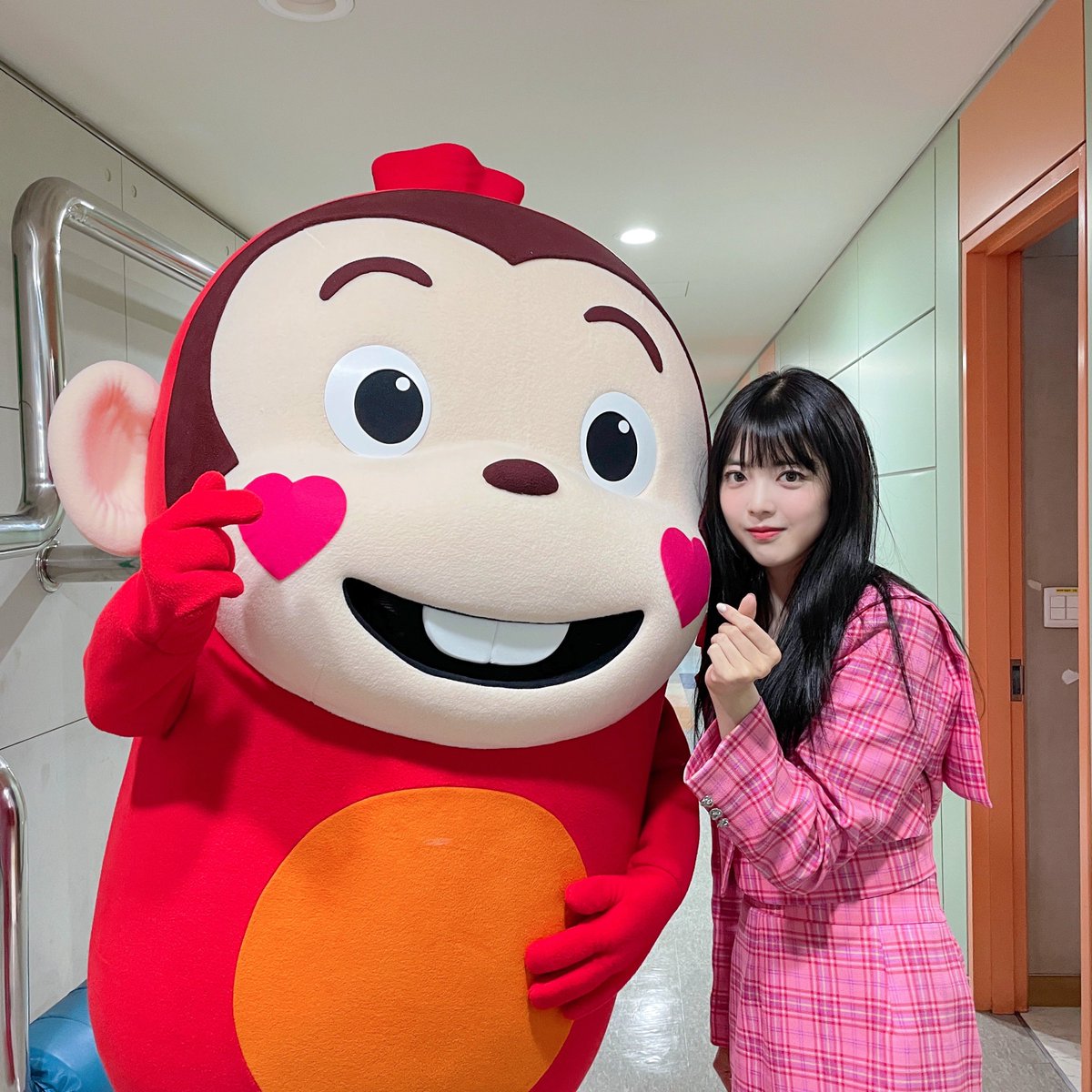 🍓#위키미키 수연뉴나!🌙
코몽이 옆 대기실 써서 우리 친해졌다몽!
얼굴이 코몽이 눈만하고 엄~청 착한 수연뉴나!
무대도 너무너무 잘 봤다몽! (ㅇㅇ 고막 녹아줄게)
코몽이 떨지말라고 조언과 응원도 해주고 넘넘 고마오🐵❤️

우리 또 만나자몽!🙈