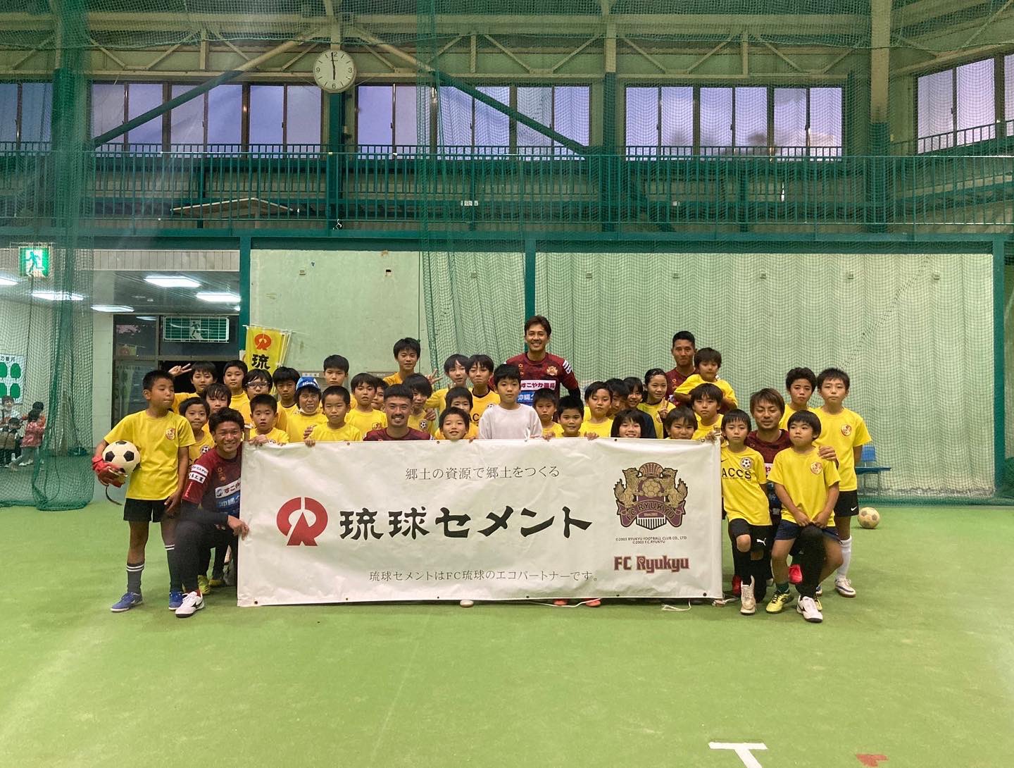 知念 哲矢 毎年恒例のうちなんちゅサッカースクール 今年は6日間で豊崎 名護 伊江島 瀬長島 うるま 石垣島 宮古島の計7ヶ所回らさせて頂きました 教える立場として子供達と一緒にサッカーしていましたが 気がついたら僕達の方が元気を貰ってい