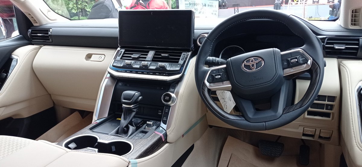 Sapayian's tweet image. Dark mode for the GX-R &amp;amp; Light mode for the VX-R @Toyota_Kenya
#NamesHavePower
#ToyotaKenyaExperience
#LC300