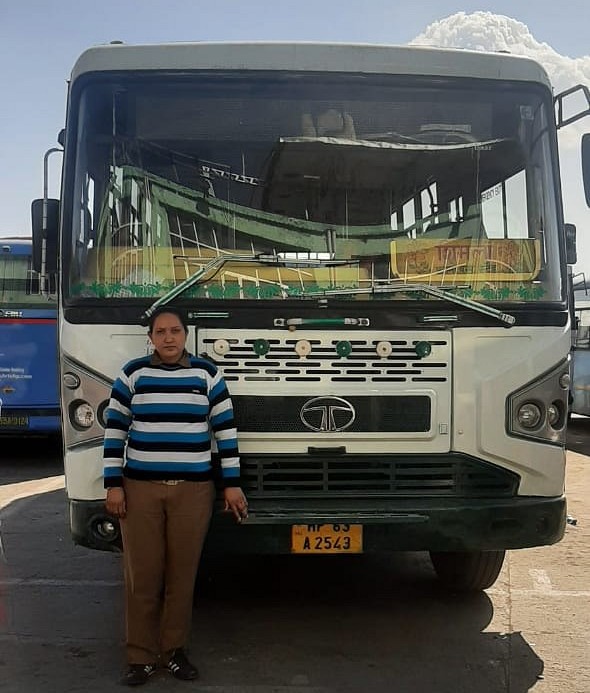 _bharatkibeti_'s tweet photo. कभी पिता की गोद में बैठ थामी थी स्टीयरिंग, MA पास कर बनीं #HRTC की #FirstWomanBusDriver
सीमा ठाकुर, #Himachal राज्य परिवहन निगम की #shimla - #Chandigarh रूट पर बस चला रही हैं। सीमा ने Inter-State Route पर बस दौड़ा कर हिमाचल की पहली महिला बस ड्राइवर होने का तमगा भी हासिल किया। https://t.co/fjRdKTUzMz