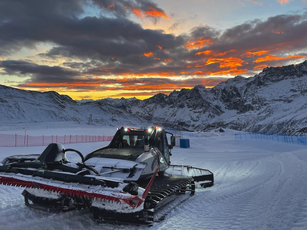 CerviniaValt's tweet photo. Da oggi si entra nel vivo con la IV edizione della FIS Word Cup Snowboard Cross.
Per offrirvi questo spettacolo c'è stato un enorme lavoro da parte dei nostri operatori e di tutti partner coinvolti!
#cerviniaworldcup #sbxcervinia #cervinoskiparadise #beintherightplace https://t.co/ZLjq6UeYQw
