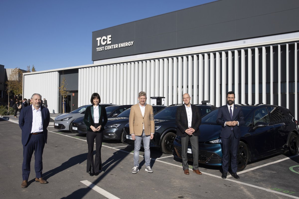 SEATcz's tweet photo. Společnost SEAT S.A. dnes slavnostně otevřela nové centrum TCE (Test Center Energy) zaměřené na výzkum a vývoj akumulátorů pro elektromobily a externě nabíjitelné hybridní vozy. Investice do TCE přesáhly částku 7 milionů eur. Více na: https://t.co/ZR8LF7doli https://t.co/VbhNxuzYgQ