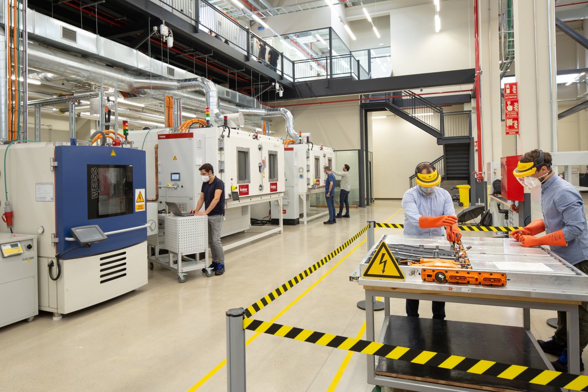 SEATcz's tweet photo. Společnost SEAT S.A. dnes slavnostně otevřela nové centrum TCE (Test Center Energy) zaměřené na výzkum a vývoj akumulátorů pro elektromobily a externě nabíjitelné hybridní vozy. Investice do TCE přesáhly částku 7 milionů eur. Více na: https://t.co/ZR8LF7doli https://t.co/VbhNxuzYgQ