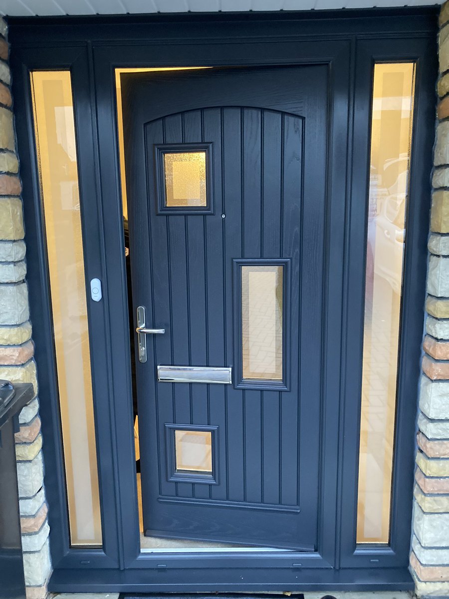 AdvancedExtPlas's tweet image. Fitted this week a beautiful @Palladio_Doors front door &amp;amp; side panel along with a stunning @Central_WS @PROFILE_22 bay window.