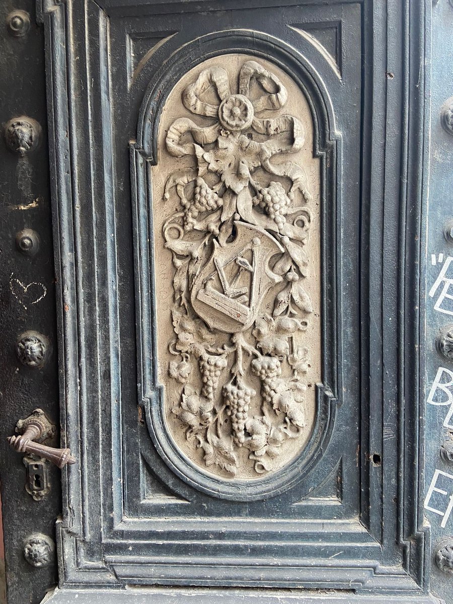 GuilleVelasc's tweet photo. Las fachadas y las puertas de #Sarajevo ocultan, si es que se puede ocultar algo a simple vista, símbolos de la #masonería. Un legado misterioso del que me encantaría saber más. Aquí tres ejemplos evidentes en 200 metros a la redonda. https://t.co/td6czA37qW