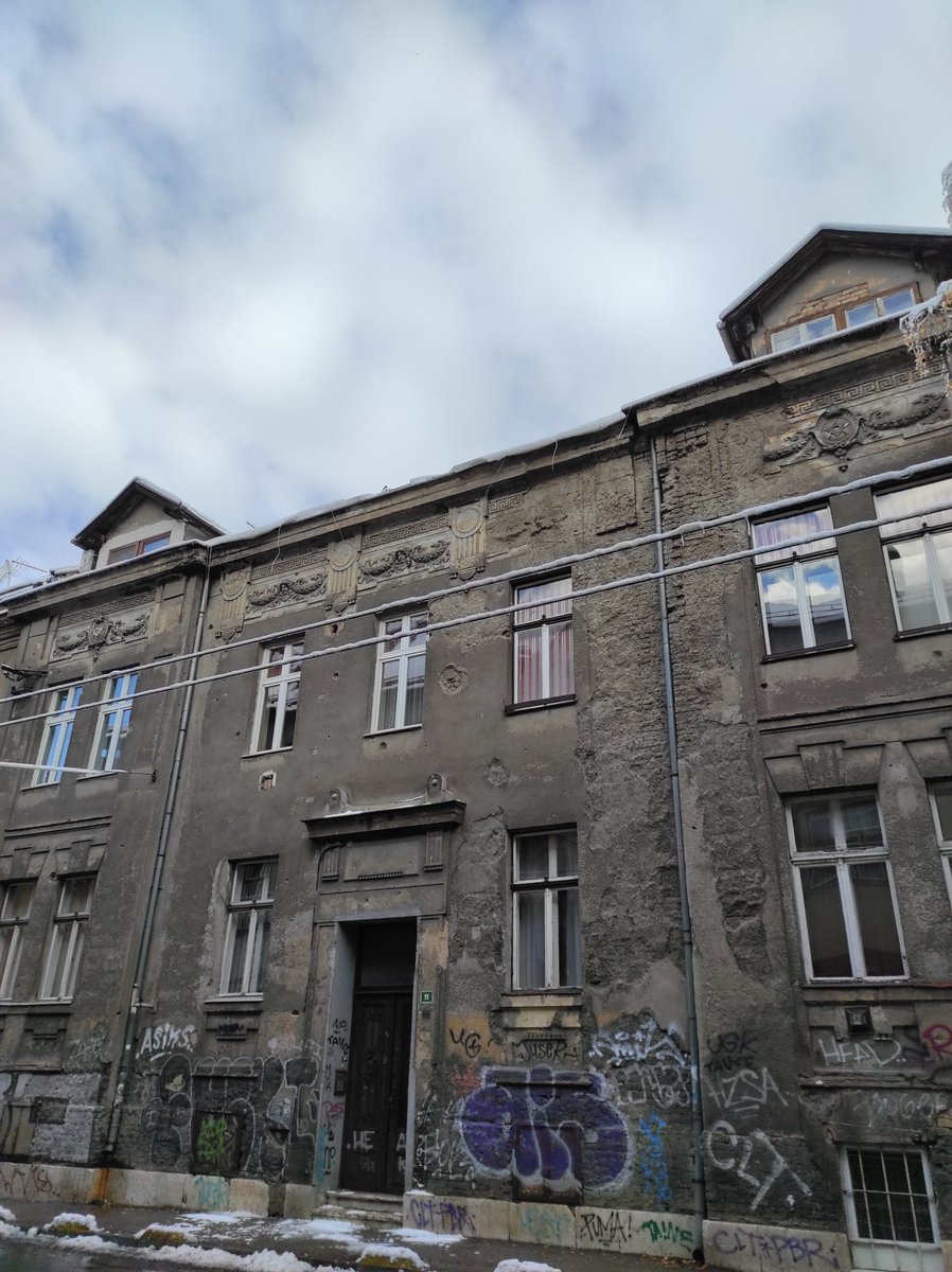 GuilleVelasc's tweet photo. Las fachadas y las puertas de #Sarajevo ocultan, si es que se puede ocultar algo a simple vista, símbolos de la #masonería. Un legado misterioso del que me encantaría saber más. Aquí tres ejemplos evidentes en 200 metros a la redonda. https://t.co/td6czA37qW