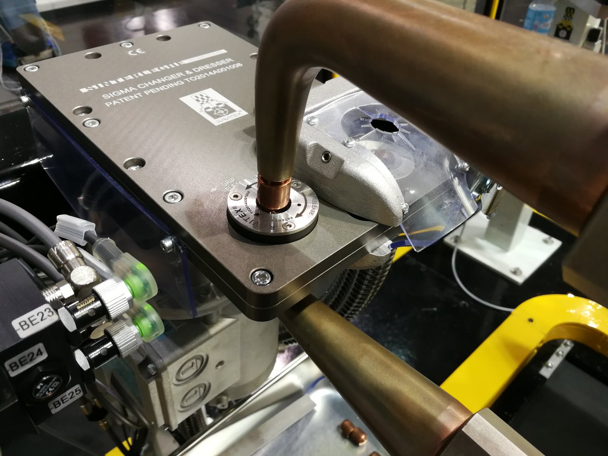 Changing electrodes automatically

#sinterleghe #ravitex #tipdresser #tipchanger #spotwelding #cutter #bileme #kaynak #puntakaynak #elektrot #electrode #robot #robotics #industrialautomation #welding #weldingrobots #automotive