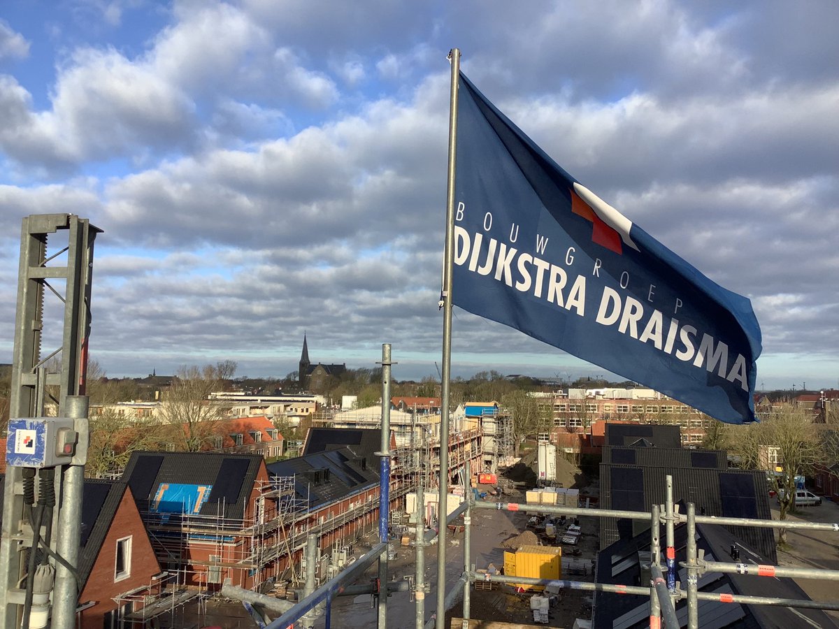 DijkstraDraisma's tweet photo. Gisteren bereikten we een #hoogstepunt bij de bouw van 92 woningen in Harlingen. Dit vierden de bouwers met een heerlijk stamppotbuffet. In opdracht van @bouwvereniging realiseren wij grondgebonden woningen, appartementen en studio's voor alle doelgroepen. https://t.co/YFFY0DONnT https://t.co/IIBPOc0gOW
