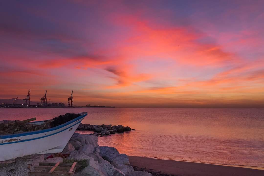 Con cada amanecer piensa que tu vida acaba de empezar. Málaga playa de huelin 16 de diciembre del 2015.