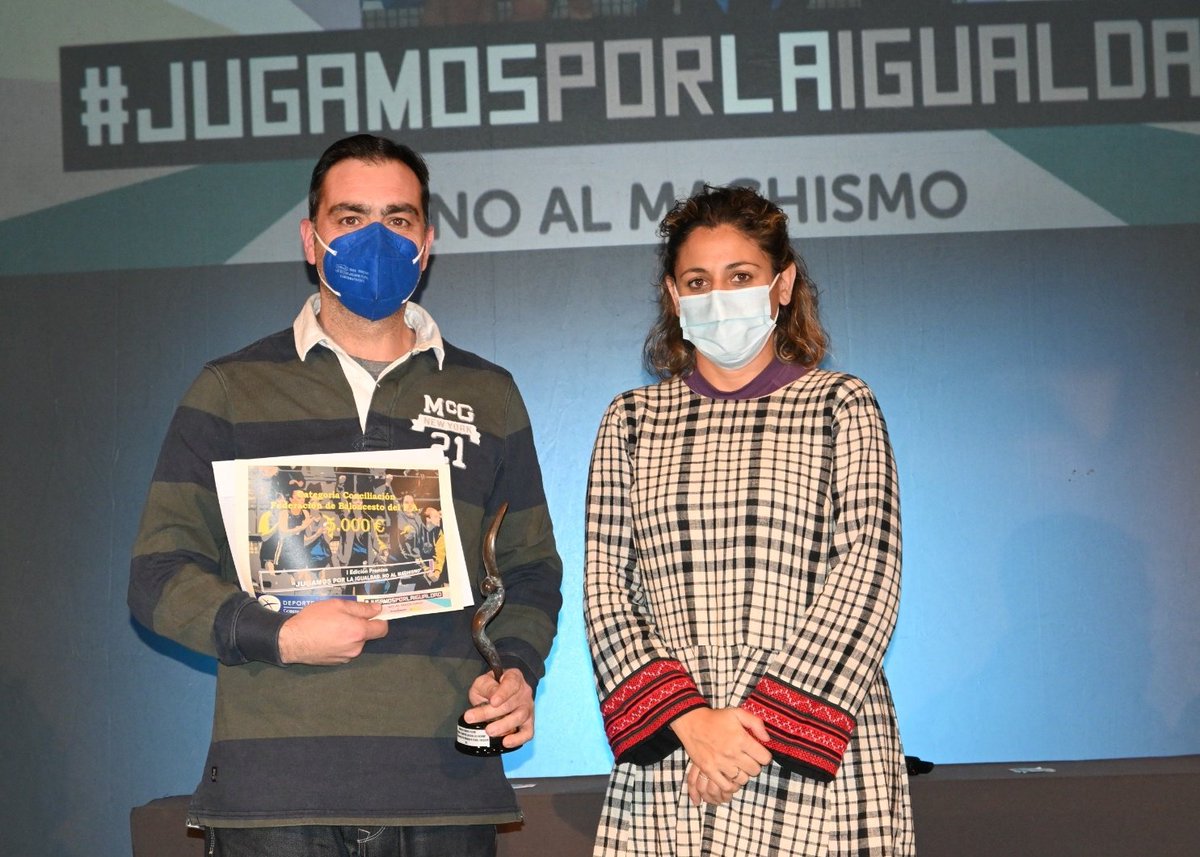 canastastur's tweet photo. Notables reconocimientos a nuestro baloncesto en la I Edición de los Premios "Jugamos Por La Igualdad. No al Machismo". En la categoría de "conciliación" ha resultado premiada nuestra @FBPA_asturias, mientras que en la categoría "deporte base" resulta premiado @fodebagijoncdb👏👏 https://t.co/QrxJJ7TSNC