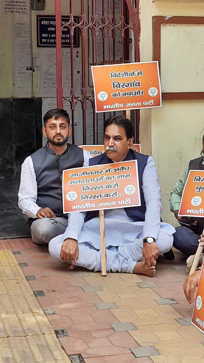RajeshMunat's tweet photo. निकाय चुनाव बिरगांव के दो मंजिला मकान में 350 मतदाताओं की सूची कांग्रेस की सोची समझी साजिश है

भूपेश राज में फर्जीवाड़ा का नया अध्याय लिखा गया है

गूंगी-बहरी- अंधी कांग्रेस सरकार राज में जिला प्रशासन आंख मूंदे बैठी है।
@INCChhattisgarh @BJPCC https://t.co/debVxMgZqG