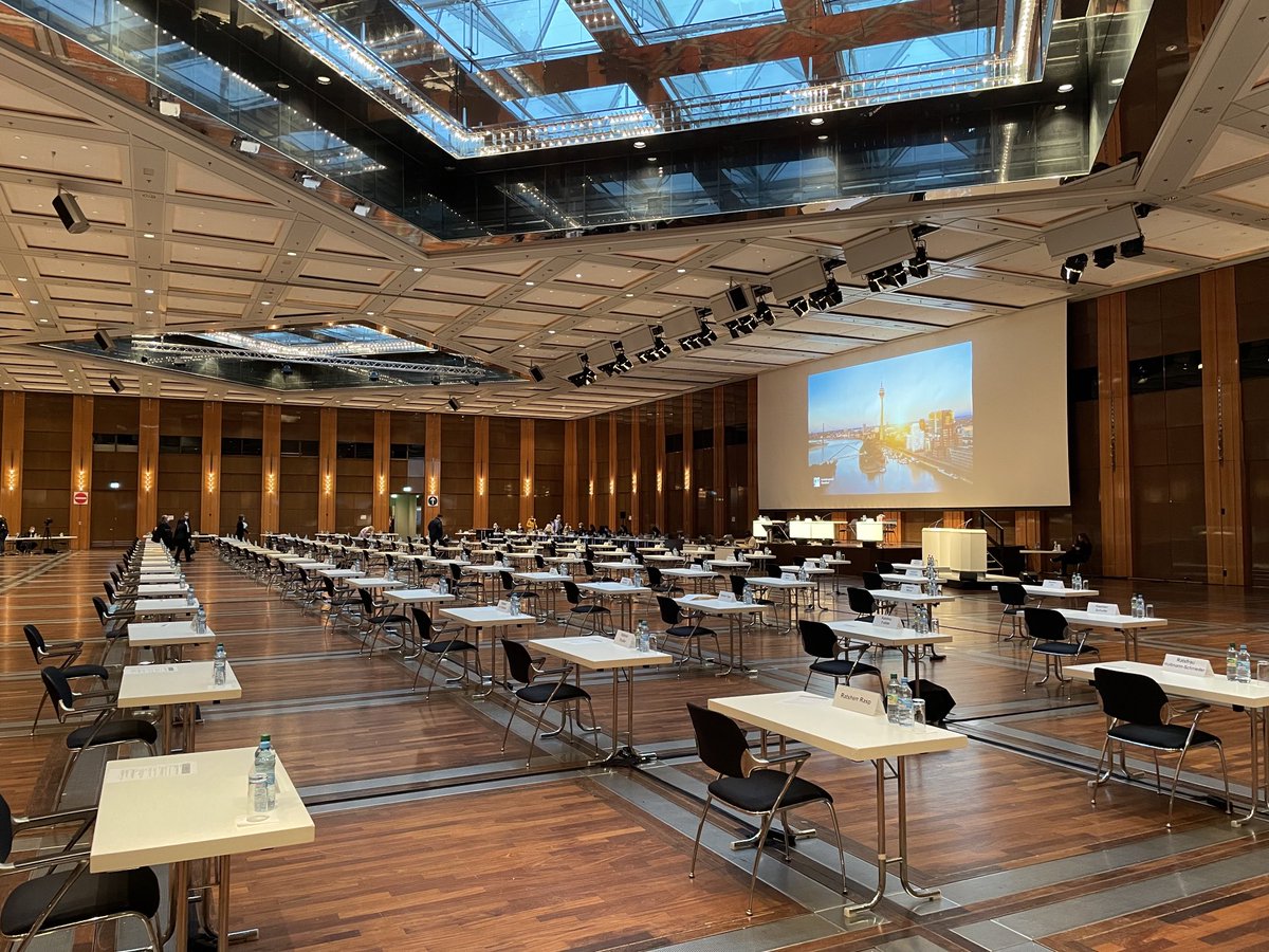 parteiklima's tweet photo. Guten Morgen allerseits!
Ruhe vor der Haushaltssitzung im Saal 😴 Heute mal ein Frühstart, es geht um mehr als drei Milliarden 💰💰💰 https://t.co/imjcMBaZXR