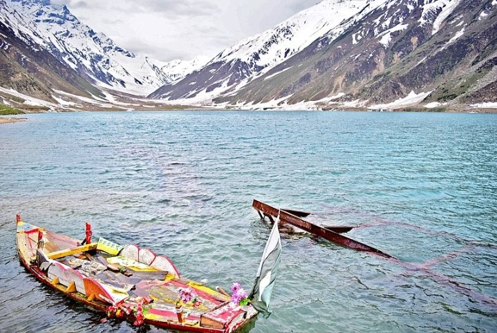 Advpakistan1's tweet photo. Lake Saiful Muluk
#SaifulMuluk is a #mountainous #lake located at the #northern end of the #KaghanValley, near the #town of #Naran in the #SaifulMuluk #NationalPark. At an #ELEVATION of 3,224 m (10,578 ft) above #sealevel, and is one of the #highest #lakes in #Pakistan. https://t.co/DtDW2Nwlng