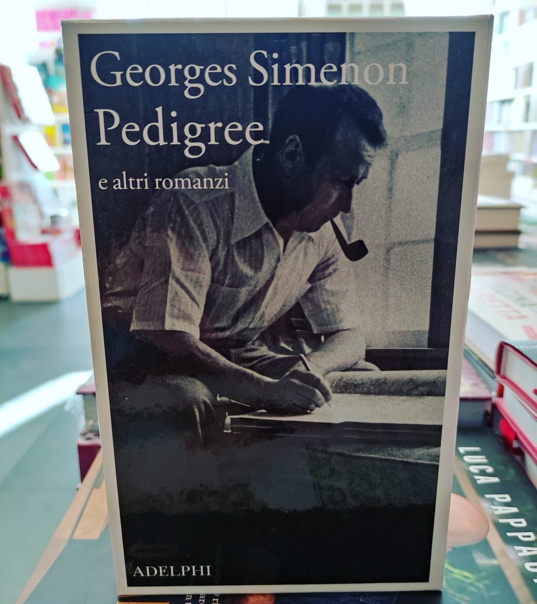 ubikfoggia's tweet photo. Questo signore impiegava in media undici giorni per i suoi capolavori. Il cofanetto firmato @adelphiedizioni è una sintesi del suo genio. Un #regalo gustosissimo per appassionati e non
#regalidinatale #natale2021 #regali #simenon #consiglidilettura #libridaleggere #regalalibri https://t.co/mHCKOXTZzh