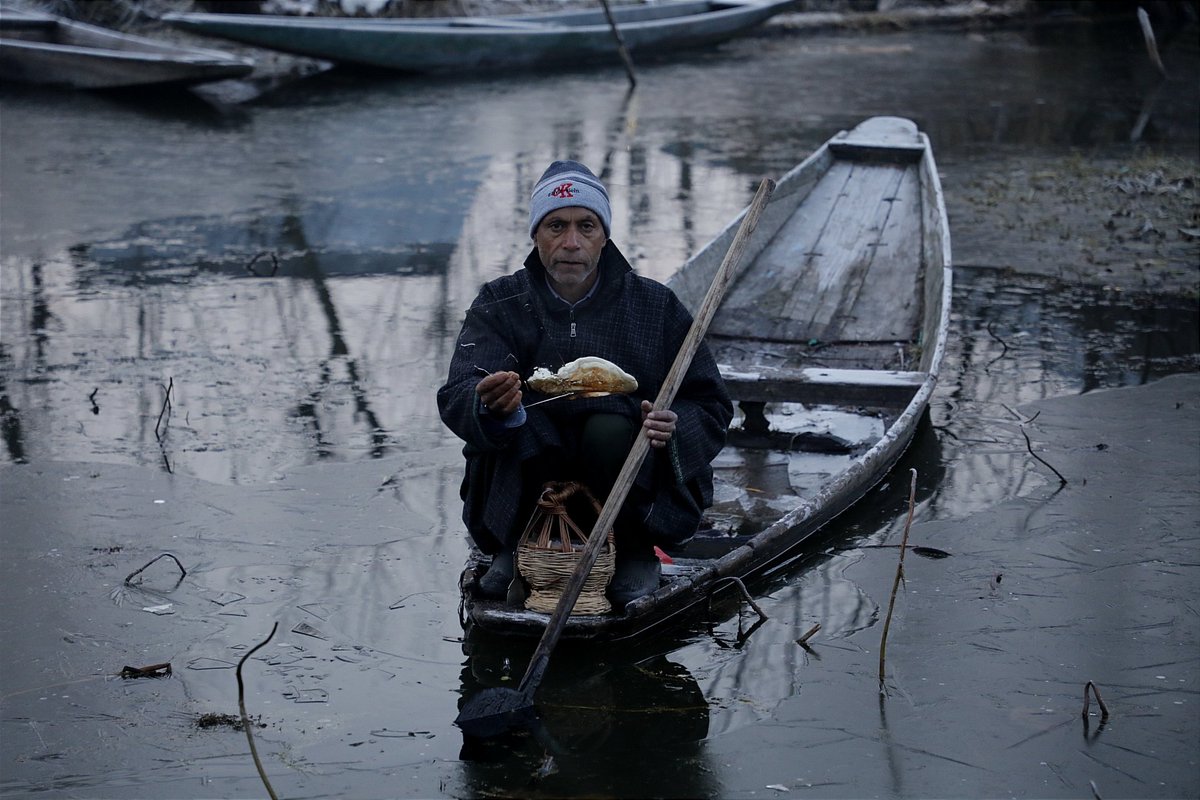 As cold wave grips valley, dal lake freeze. <a href="/umeerasif/">Umer Asif</a> <a href="/tkwmag/">The Kashmir Walla</a>