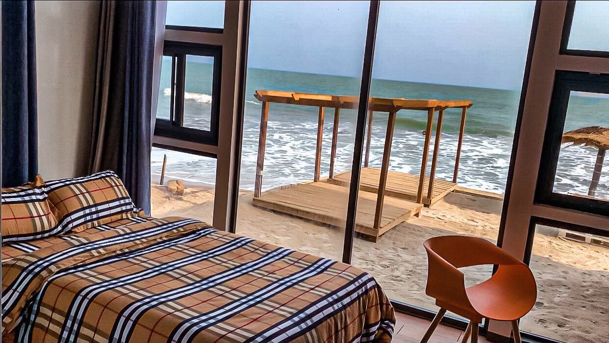 Life is better with a beachfront view.
•
•
#beachhouse #beachviews #waves #DecemberInGhana #Christmas #Ghana #kokrobite #bellezabeachclub #thebellezaexperience