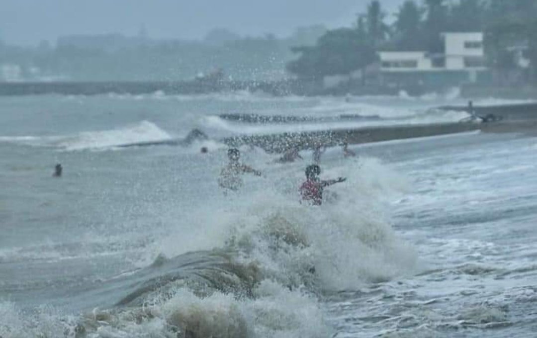 savi_zione's tweet photo. Bagyo ka lang, Pinoy Sila!!!!

Unbothered by the approaching super typhoon #OdettePH, some thrillseekers still manage to find time to surf in the coastal waters of Liloan, Cebu today.
Mind you, Cebu is under Signal No. 4. 
Unya if naay mga aksidente basol dayun sa Local Gov. 😒 https://t.co/BkezBMr5Zk