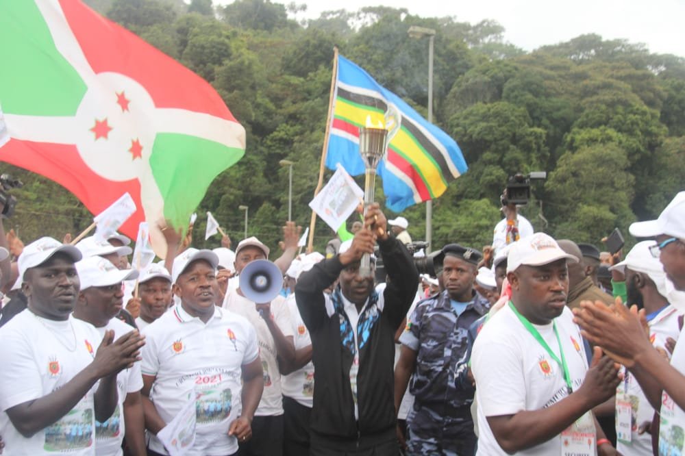 lecd50's tweet photo. #Burundi 
Ci-dessous, le ministre montre l'exemple!

Puis il stigmatise les malades &amp; ne dit rien sur la vaccination pourtant disponible &amp; gratuite.

Perfect Combo!!! 

Des bisous (virtuels, dans le respect des gestes barriere), c'est important les bisous😘 https://t.co/ebxqlWG29Q