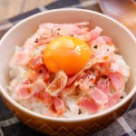 食べる手が止まらなくなっちゃう美味しさ？!ベーコンを使った「卵かけご飯」レシピ!