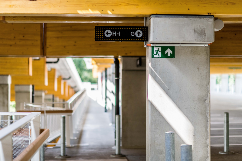 Stad_Antwerpen's tweet photo. Kom je met de #auto naar Antwerpen? 🚗 Parkeer in 1 van de P+R aan de rand van de stad. Makkelijk én goedkoop. 🙌 De nieuwe parkeergebouwen op #Luchtbal en in #Merksem zijn al nieuwe open.🅿 Vanaf maandag 17/1 komt daar nog een 3e bij op #Linkeroever ➡ https://t.co/NaR48B0flh https://t.co/LS9ypoRHTG