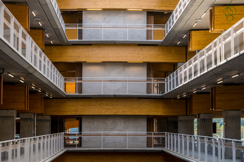 Stad_Antwerpen's tweet photo. Kom je met de #auto naar Antwerpen? 🚗 Parkeer in 1 van de P+R aan de rand van de stad. Makkelijk én goedkoop. 🙌 De nieuwe parkeergebouwen op #Luchtbal en in #Merksem zijn al nieuwe open.🅿 Vanaf maandag 17/1 komt daar nog een 3e bij op #Linkeroever ➡ https://t.co/NaR48B0flh https://t.co/LS9ypoRHTG