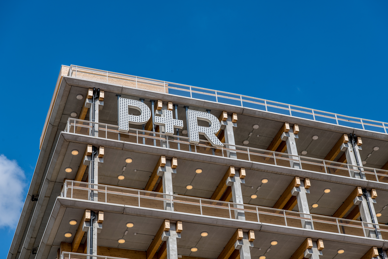 Kom je met de #auto naar Antwerpen? 🚗 Parkeer in 1 van de P+R aan de rand van de stad. Makkelijk én goedkoop. 🙌 De nieuwe parkeergebouwen op #Luchtbal en in #Merksem zijn al nieuwe open.🅿 Vanaf maandag 17/1 komt daar nog een 3e bij op #Linkeroever ➡ bit.ly/3IR8UKX