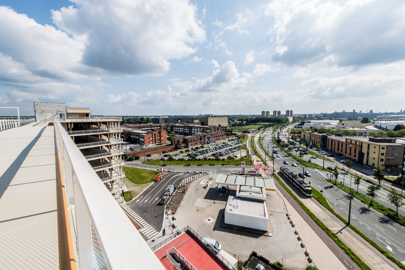 Stad_Antwerpen's tweet photo. Kom je met de #auto naar Antwerpen? 🚗 Parkeer in 1 van de P+R aan de rand van de stad. Makkelijk én goedkoop. 🙌 De nieuwe parkeergebouwen op #Luchtbal en in #Merksem zijn al nieuwe open.🅿 Vanaf maandag 17/1 komt daar nog een 3e bij op #Linkeroever ➡ https://t.co/NaR48B0flh https://t.co/LS9ypoRHTG