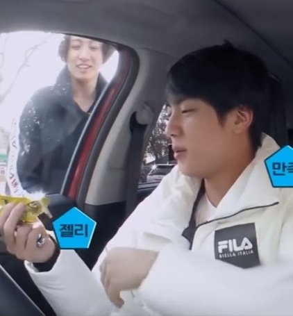 Joonie_neha7's tweet photo. Seokjin and Jungkook being the most comedian duo ;
  A hilarious thread ; https://t.co/ESctduP49a