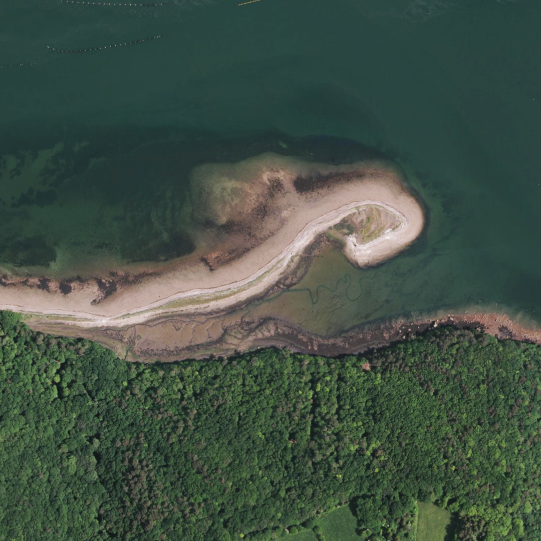 #JeudiPhoto 📸 Sillon des Anglais, Finistère (29). Prise de vue aérienne #IGN 2018. À contempler sur le <a href="/Geoportail/">Géoportail</a>  👉 bit.ly/geoportail-sil…
