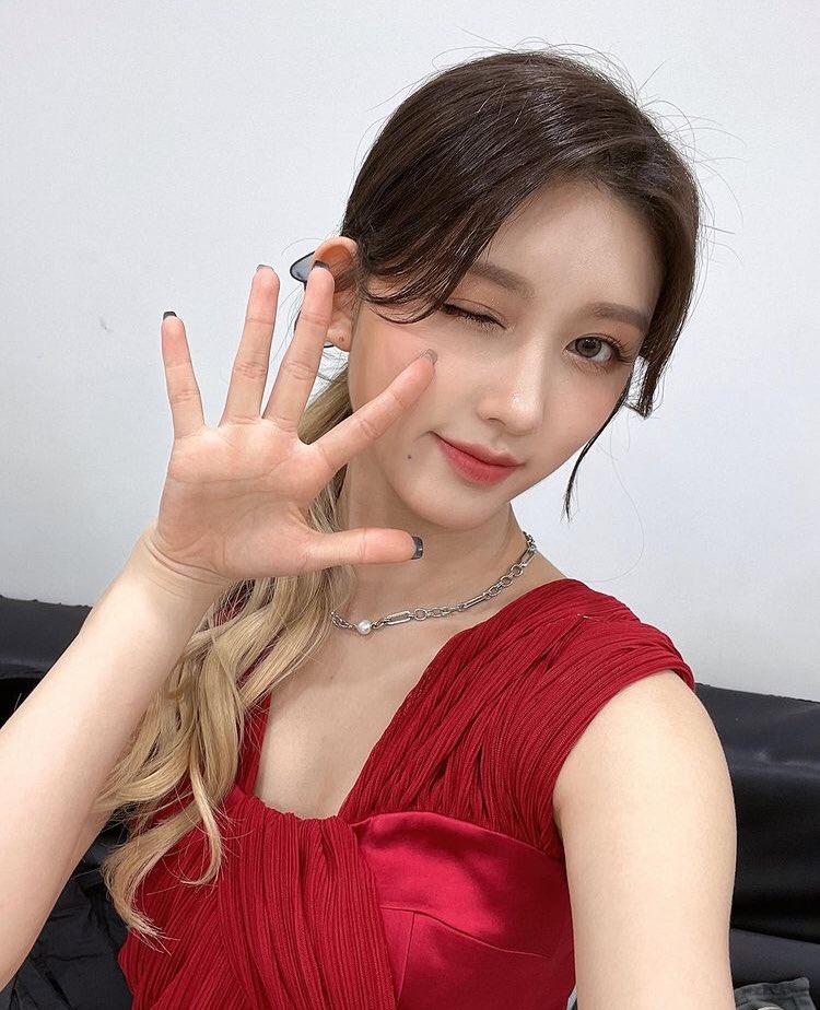 gaeulfile's tweet photo. #IVE3rdWin #ELEVEN3rdWin #GAEUL #IVE https://t.co/rcv8vzL2dC