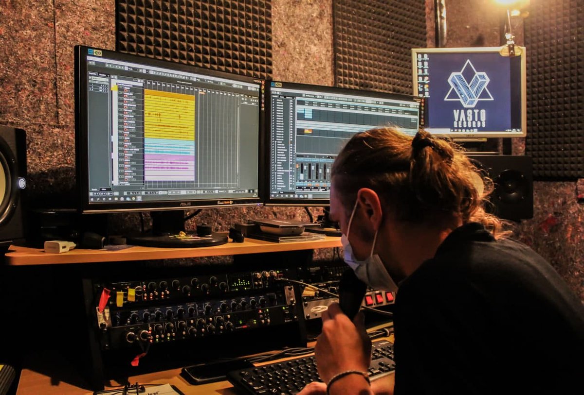 by recording a band!
Shot stolen
#Producers #label #recording #vastorecords #producerlife #focus #focusrite #music #band