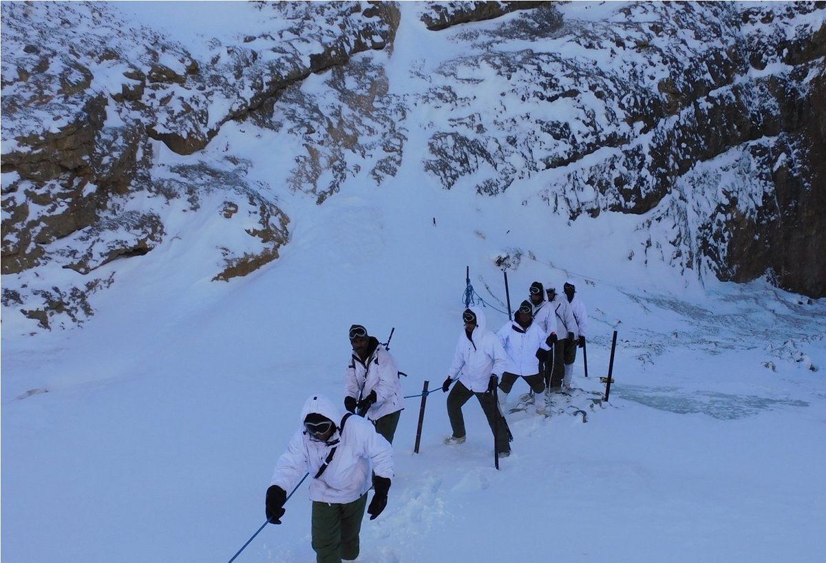 ITBP_official's tweet photo. प्रवीर हो विजयी बनो,
बढ़े चलो, बढ़े चलो... 

#Himveers of ITBP in the Himalayas https://t.co/1EVvjKj88L