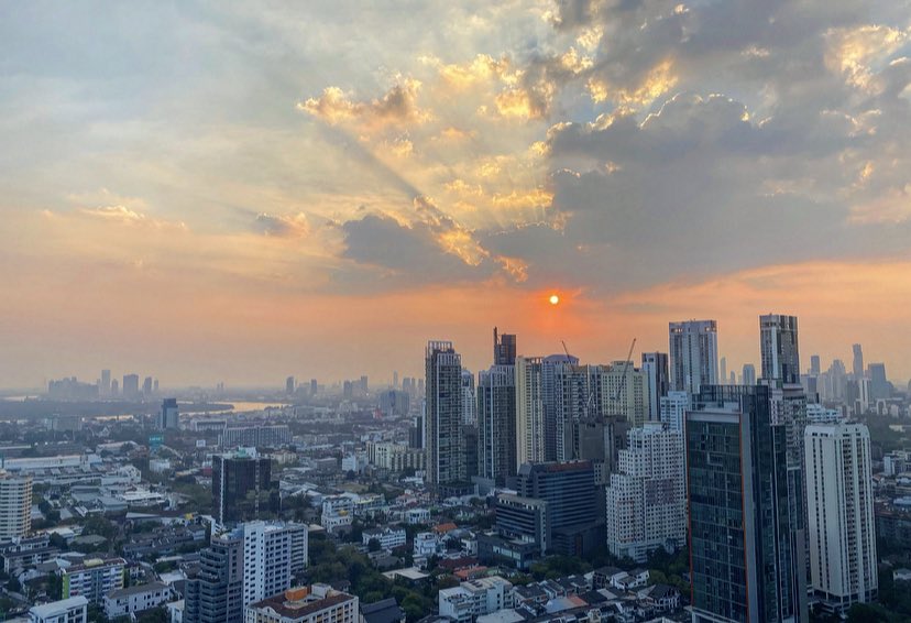 balconybangkok's tweet photo. 16.12.2021 ~ 17:11 ~ Tainted Skies π #Bangkok #Thailand #pollutedsky #aqi85 https://t.co/NYdN2HMhL5