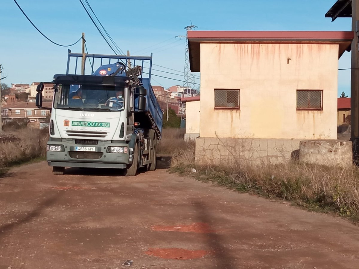 A primera hora de esta mañana, tal y como anunció la concejala de Servicios Sociales, Chayo Roig,  se ha empezado a adecentar los Pabellones del Norte. Se han llevado dos camiones, uno para la entrada de acceso y otro para la parte de delante del Culto